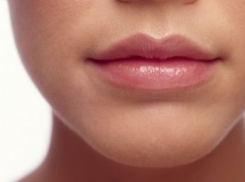 Chapped Lips Remedy, Lip Outline, Natural Lip Plumper, Rosy Lips, Small Lips, Makeup And Beauty Blog, Sugar Lip Scrub, Diy Lip Balm, Diy Lips