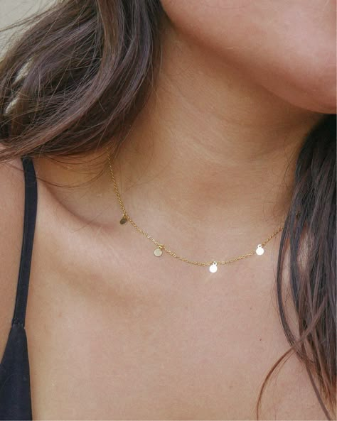 Delicate Necklace Minimalist Jewelry, Gold Jewelry Homecoming, Minimalist Gold Jewelry Necklaces, Staple Gold Jewelry, Simple Everyday Jewelry, Prom Jewelry Guide, Cute Layered Necklaces, Teenage Jewelry, Simple Gold Necklaces