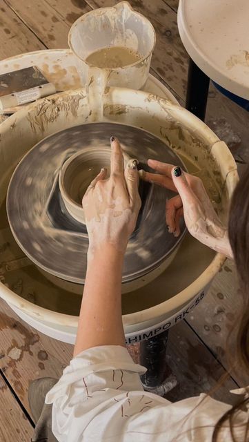 Harlie Briggs Art on Instagram: "Make a cute little scalloped bowl with me 🫶🏼🫶🏼🫶🏼 . . . . . #throwingvideo #nowwhatpotteryworks #clay #pottery #handmade #handmadebowl #artist #artistsupport #ceramicsgirl #potterywheel #ceramicsstudio #wheelthrownpottery #potteryvideos #wheelthrownpottery #therapeuticvideo #meditation #minipotterywheel #clayartists #femaleartistsofinstagram" Clay Therapy, Soothing Art, Wheel Throwing, Pottery Videos, How To Make Clay, Table Styling, Artist Aesthetic, Wheel Thrown Pottery, Pottery Crafts