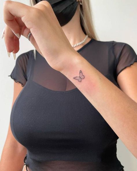 Fine line butterfly tattoo on the wrist. Butterfly Tattoos On Arm, Side Wrist Tattoos, Butterfly Wrist Tattoo, Tato Minimal, Tiny Tattoos For Women, Tato Jari, Small Butterfly Tattoo, Butterfly Tattoos For Women, Tato Lengan