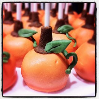 The Sweet Chick: Pumpkin Pops Halloween Cakepops, Thanksgiving Cake Pops, Fall Cake Pops, Pumpkin Shaped Cake, Pumpkin Cake Pops, Recetas Halloween, Halloween Cake Pops, Thanksgiving Cakes, Fall Cakes