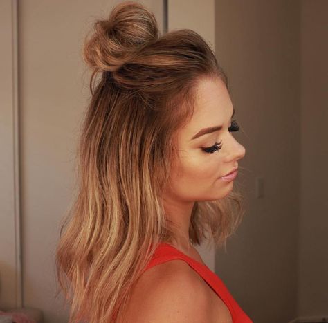 Medium Half Updo With Topknot Hairstyles For Medium Hair Length, Easy And Cute Hairstyles, Medium Hair Length, Flip In Hair Extensions, Faux Braids, Beach Waves Hair Tutorial, Stylish Ponytail, Dunner Wordend Haar, Hairstyles Medium Length