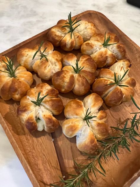 These pumpkin shaped biscuits are as delicious as they are beautiful! Follow link to see how to make them Autumn Bread, Dough Ideas, Turkey Legs, Halloween Baking, Rosemary Sprigs, Taco Meat, Baked Pumpkin, Meat And Cheese, Fall Baking