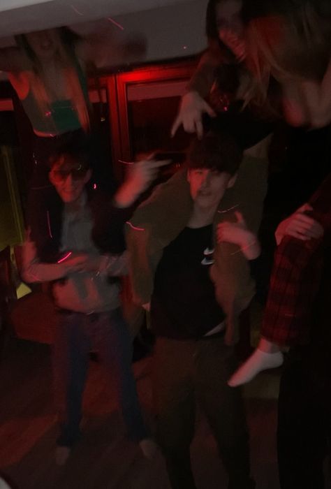 People Partying Aesthetic, American Teenage Life, Messy Party Aesthetic, Messy Boy Aesthetic, Teenage Dirtbag Party, Boys Night Out Aesthetic, House Party Pictures, House Party Pics, Crazy Party Aesthetic