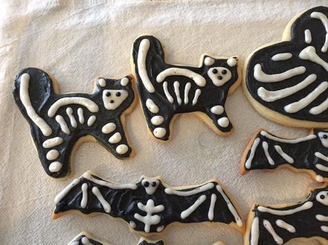 Cat Cookies Halloween, Halloween Skeleton Cookies, Halloween Cookies Skeleton, Halloween Baking Ideas Aesthetic, Halloween Cat Treats, Goth Baked Goods, Halloween Cookies Sugar Cookie, Halloween Baking Cookies, Halloween Desserts Aesthetic