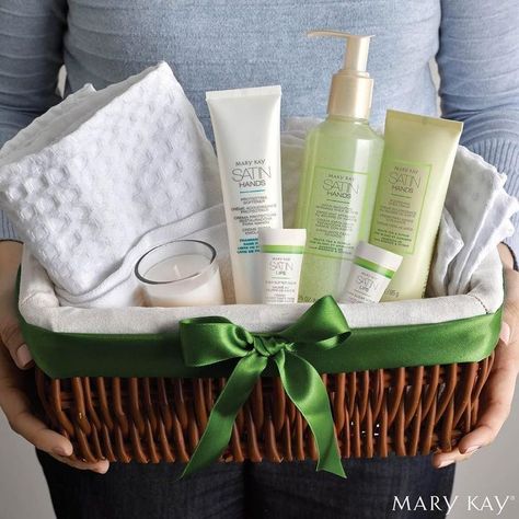 Mary Kay Gift Basket Ideas, Mary Kay Open House, Mary Kay Gift Sets, Kosmetyki Mary Kay, Mary Kay Christmas, Mary Kay Holiday, Lipstick Gift Set, Mary Kay Gifts, Mary Kay Satin Hands