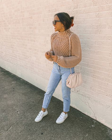 Mom Jeans With Sweater, Sweater Jeans Sneakers Outfit, Sweater And Mom Jeans Outfit, Mom Jeans And Sweater Outfit, Sweater Mom Jeans Outfit, Velcro Sneakers Outfit, Sweater And Mom Jeans, Chunky Sandals Outfit, Jeans And Sneakers Outfit