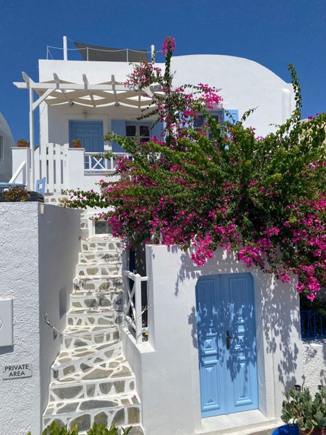 Greece Home Exterior, Greece Buildings Architecture, Greek Country House, Greek Island Home, Homes In Greece, Greek Architecture Homes, Greece House Interior, Greek Houses Exterior, Greek Resort