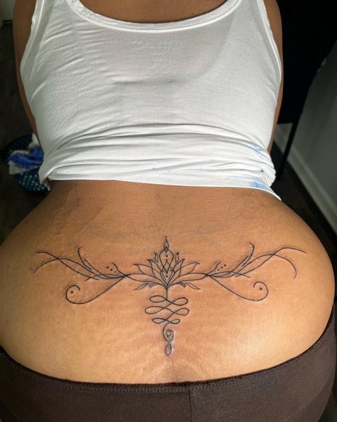 Tattoo Bas Du Dos, Cece Core, Tramp Stamp Design, Tramp Stamp Ideas, Classy Tattoos For Women, Chicas Punk Rock, Lower Back Tattoo Designs, Lower Back Tattoo, Tramp Stamp Tattoos