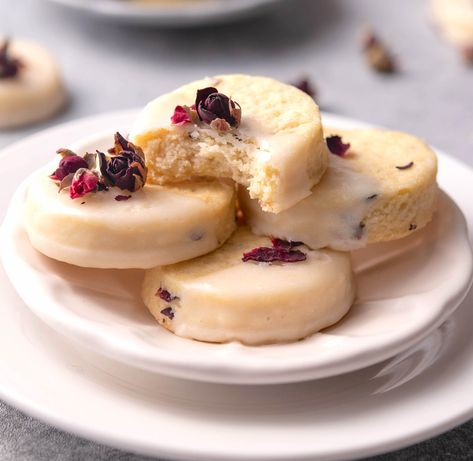 Flower Cookies (With Dried Rose Petals & Rose Water) Rose Petal Dessert, Rose Water Cookies, Lilac Cookies, Flower Cookies Recipe, Earl Grey Cake Recipe, Water Foods, Edible Rose Petals, Sweety Pie, Garden Scenery