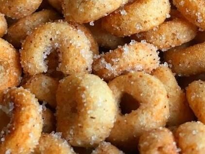 Hot Buttered Cheerios (AKA Mini Donuts): A Quick and Deliciously Sweet Snack That Will Take You Back - NewsBreak Spicy Cheerios, Hot Buttered Cheerios, Buttered Cheerios, Cheerios Recipes, Hot Chocolate Desserts, Stuffing Balls Recipe, Jiffy Cornbread Mix, Comfort Pasta, Simple Desserts