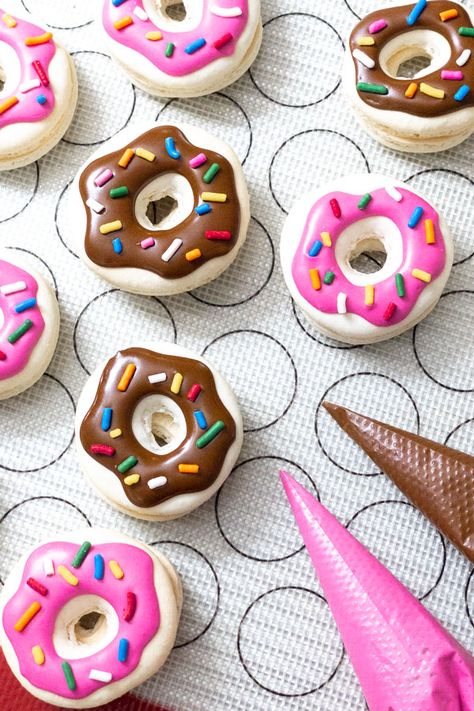 Macaroons For Dogs, Back To School Macarons, Macarons Shapes, Cute Macaron Ideas, Donut Macarons, Macarons Decoration, Summer Macarons, Kawaii Macarons, Macaron Business