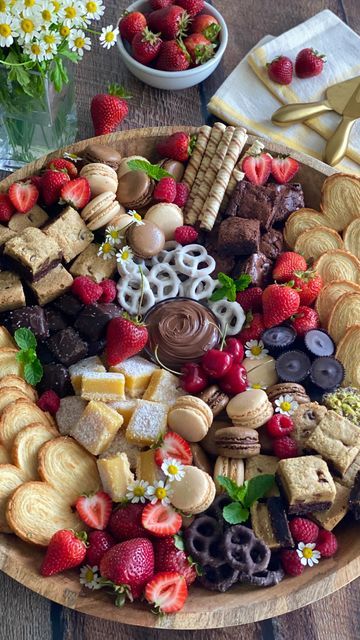 Biscuit Platter Ideas, Plater Ideas Dinner, Brownie Board Platter, Dessert Platter Wedding, Sweet And Savory Charcuterie Board Ideas, Sweets Platter Ideas, Cachuteri Board, Dessert Snacks For Party, Desert Boards For Parties