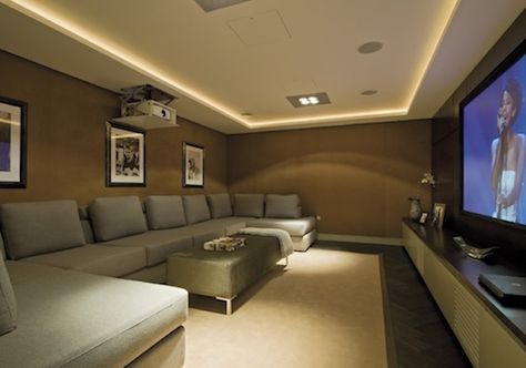 Create a media room that is fun and entertaining for your family on a budget. My guest blogger gives tips to choose projector, seating and more! Small Movie Room, Sala Cinema, Basement Home Theater, Media Room Design, Home Cinema Room, Room London, Sala Grande, Home Theater Setup, Home Theaters