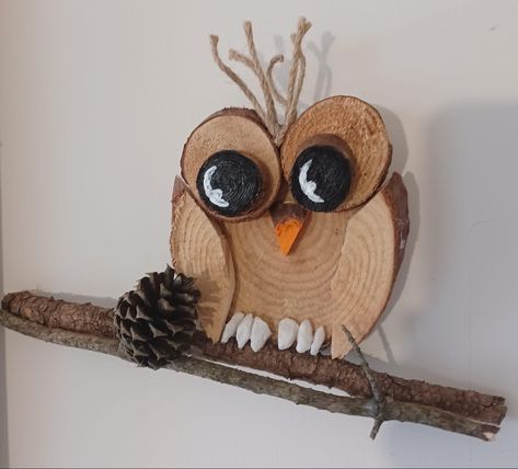 Wood Slice Owl, Owl Wood Crafts, Wooden Owls Diy Ideas, Wooden Owl Crafts, Owl Decorations, Scrap Wood Art, 2x4 Crafts, Wood Log Crafts, Autumn Leaves Craft