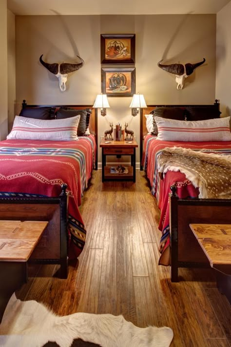 Ranch Bedrooms, Lodge Style Bedroom, Southwestern Bedroom, Halloween Bedroom Decor, Western Rooms, Western Bedroom, Casa Country, Western Home, Western Homes