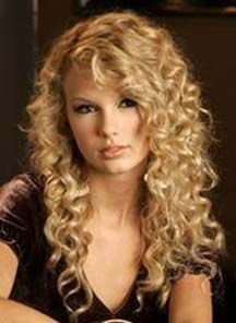 taylor swift perm | Taylor Swift 3a Curly Hair, Curly Hair Pictures, Curly Perm, Medium Length Hair With Bangs, Spiral Perm, Natural Curly Hair Cuts, Hair With Bangs, Super Hair, Ashley Tisdale