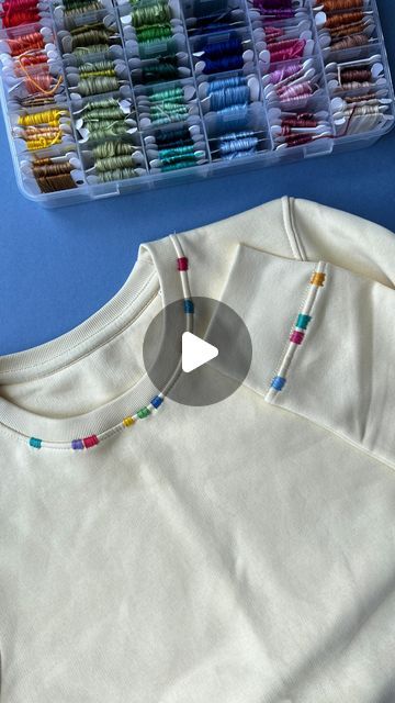 Easy Sweatshirt Embroidery Ideas, Ideas For Embroidery On Clothes, Diy Embroidered Tshirt, Embroidered Sweatshirts Diy, Embroidery On Sweatshirts Diy, Hand Embroidery On Sweatshirts, Diy Sweatshirt Embroidery, Hand Embroidery Sweatshirt Ideas, Embellished Sweatshirt Diy