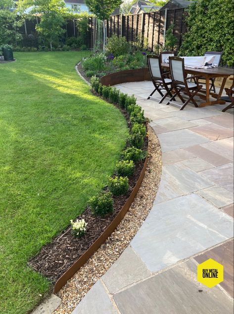 Simple but stunning. Corten sheets with a gradual incline to separate the patio area from the lawn Patio With Gravel Border, Lawn Separation Ideas, Paving Edging Ideas, Gravel Patio Area, Raised Landscape Border Ideas, Simple Garden Borders, Border Around Patio, Patio Edging Ideas, Patio Border Ideas