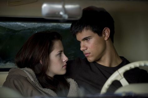 New Moon Pictures, New Moon Images, Forks Twilight, Jacob Black Twilight, Jacob And Bella, Twilight Jacob, Johnny English, Twilight Saga New Moon, Bella Cullen