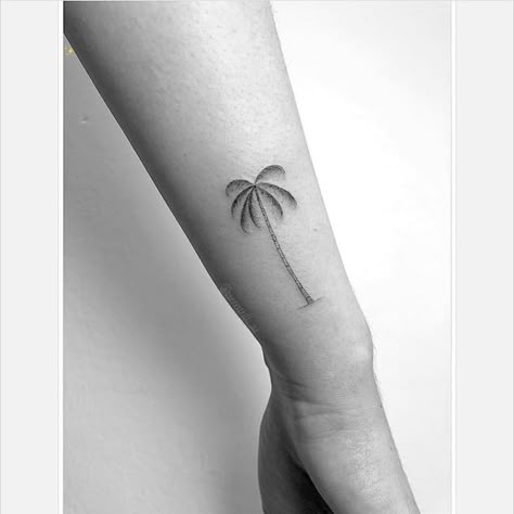 Lotusblume Tattoo, Back Of Leg Tattoos, Tree Tattoo Arm, L Tattoo, Ankle Tattoo Small, Palm Tattoos, Palm Tree Tattoo, Beach Tattoo, Cute Small Tattoos