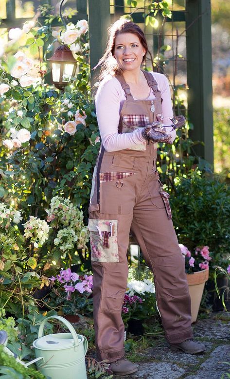 Farmer Clothes, Gardener Outfit, Gardening Pants, 90s Fashion Outfits Hip Hop, Farm Clothes, Black Leggings Outfit, Looks Country, Outfit Korean, Outfit Collage