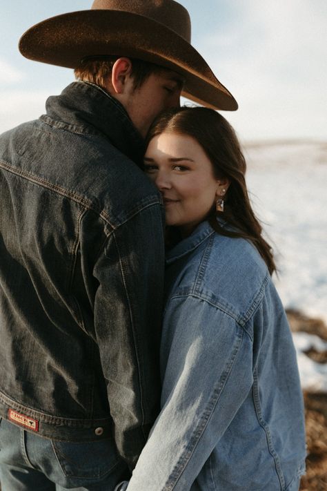 1 Yr Anniversary Photo Shoot, Western Fall Couples Photoshoot, Engagement Photos Western Country Style, Country Style Engagement Pictures, Cowboy Couple Photoshoot, Western Photoshoot Ideas Couple, Cowboy Engagement Pictures, Cowboy Relationship Goals, Cowboy And Cowgirl Couple