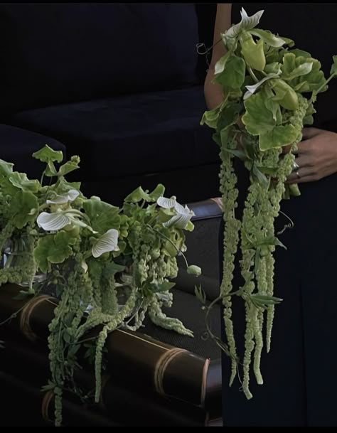 Would love my bouquet to hang down like this Moss Wedding Bouquet, Green Bouquet Wedding, Modern Floral Centerpieces, Moss Centerpieces, Modern Bridal Bouquets, Vertical Garden Plants, Elegant Wedding Bouquets, Green Wedding Bouquet, Wedding Color Pallet