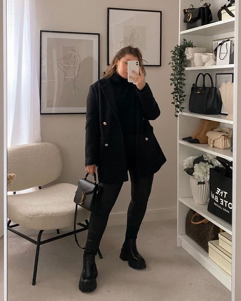 Outfits With Loafers Women Plus Size, Look Frio Plus Size, Plus Size Autumn Outfits 2023, Black Plus Size Outfits, Black Coat Outfit Winter, Sarah Outfits, Short Coat Outfit, Black Dress Outfit Winter, Black Outfit Winter