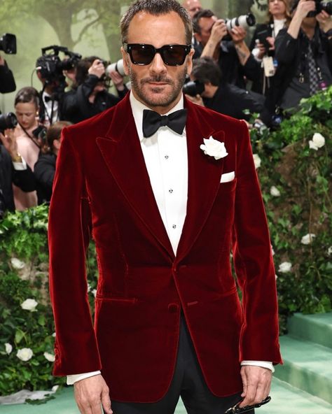 Shades of the #MetGala! ✨⁠ ⁠ From Bad Bunny's out-of-this-world #Kuboraum shades to Tom Ford rocking #JacquesMarieMage (plot twist!), our blog breaks down the hottest sunglasses that hit the Met Gala green carpet! ⁠ ⁠ Head to the link in bio to see more!⁠ ⁠ #MetGala2024 #GardenofTime #MetGalaFashion #Fashion #Celebrity #BadBunny #ChrisHemsworth #TomFord #SebastianStan #JeffGoldblum #PierpaoloPiccioli #Kuboraum Tom Ford Velvet Suit, Red Carpet Men Outfit, Red Tuxedo Wedding, Mens Tux, Red Velvet Suit, Cool Tuxedos, Hollywood Red Carpet, Gala Fashion, Denim Suit