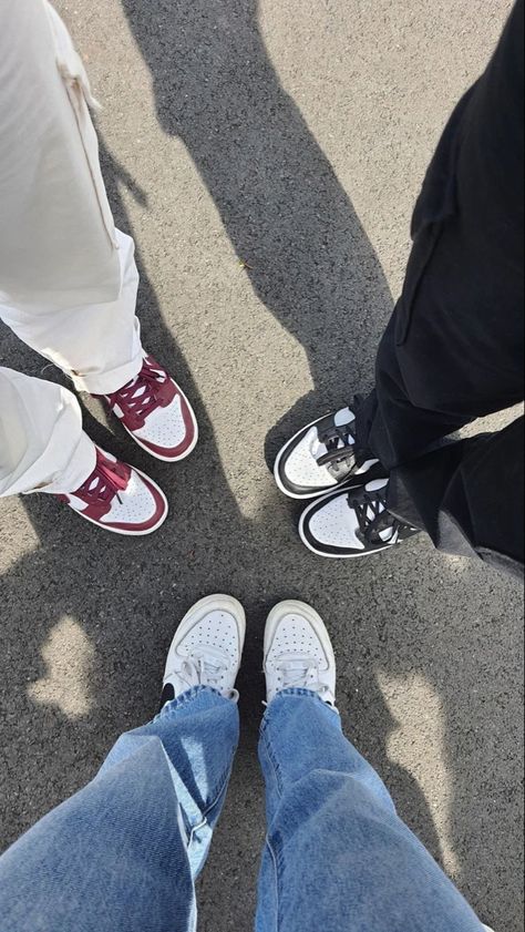 Fake Best Friends, Asthetic Picture White And Black, Pretty Sneakers, Three Best Friends, Cute Funny Pics, Friend Pictures Poses, Snap Friends, Cute Friend Photos, Driving Pictures