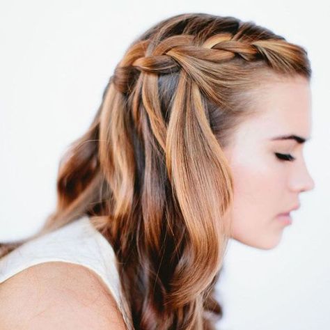 Tuto coiffure : se faire une tresse cascade en trois étapes - Elle Five Minute Hairstyles, Hair Tutorials Easy, Julianne Hough, Penteado Cabelo Curto, Trending Hairstyles, Wedding Hairstyles For Long Hair, Pompadour, Hair Length, Peinados Faciles