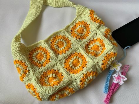 Crochet Sunburst Granny Square Bag🌻🥰 #crochet #crochetbag #crochetlove #smallbusinessowner #smallbusiness #crochetaddict Sunburst Granny Square Bag, Crochet Sunburst, Granny Square Bag Crochet, Square Bag Crochet, Sunburst Granny Square, Granny Square Bag, Bag Crochet, Square Bag, Granny Square