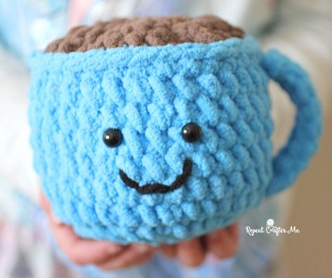 Crochet Coffee Cocoa Mug Amigurumi - Repeat Crafter Me Mug Amigurumi, Crochet Apron, Bernat Super Value Yarn, Coffee Crochet, Crochet Coffee, Repeat Crafter Me, Yarn Patterns, Bernat Blanket Yarn, Crochet Gratis