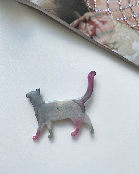 Epoxy brooch #epoxy #brooch #kat Epoxy Brooch, Resin Brooch, Cat Brooch, Brooches, Poland, Cat Lovers, Accessory Gift, Pet Supplies, Display Homes