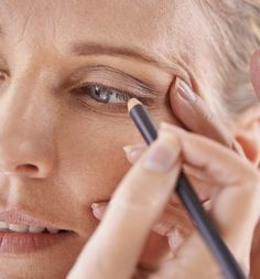 Fashion Ideas | Fash Best Skin Serum, Makeup Brown, Eyeliner Tips, Doing Makeup, Makeup Over 50, Ideas De Maquillaje Natural, Makeup Tips For Older Women, Makeup For Older Women, Face Cream Best