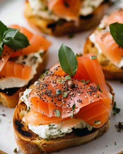 Cream Cheese Crostini, Smoked Salmon Crostini, Salmon Crostini, Cream Cheese Smoked Salmon, Cream Cheese Smoked, Herb Cream Cheese, Smoked Salmon Sandwich, Salmon Cream Cheese, Michelin Star Chef