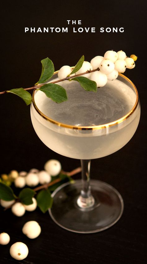 French Gimlet, Elegant Halloween Party, Sake Cocktail, Easy Christmas Dinner, Baijiu, Shochu, Seasonal Cocktail, Gimlet, Christmas Dinner Party