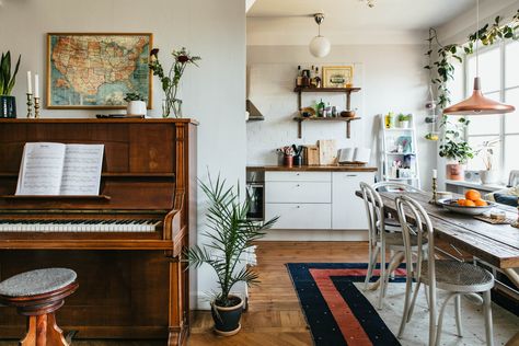 Cozy Window, Cozy Apartment Decor, Lots Of Plants, Gravity Home, First Apartment Decorating, Deco Studio, First Apartment, Boho Interior, Cozy Apartment