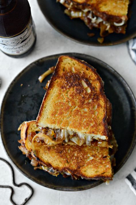 French Onion Soup Grilled Cheese Sandwich - Simply Scratch French Onion Soup Grilled Cheese, Soup Grilled Cheese, French Cheese Board, Grilled Cheese Sandwich Recipe, Onion Grilled Cheese, Grill Cheese Sandwich Recipes, Cheese And Wine, Cheese Sandwich Recipes, French Cheese