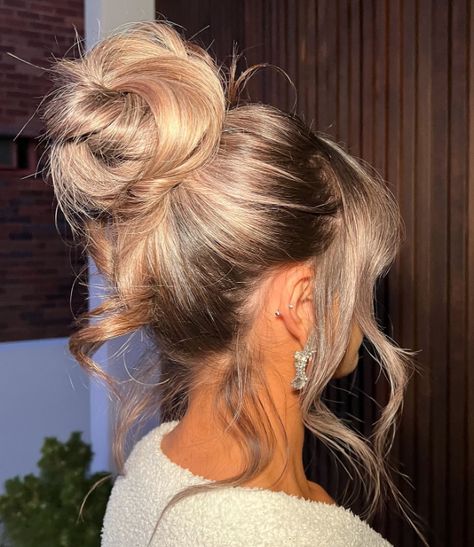 Summer Calls For Messy Buns; And We Are All Up For The Messiness 1 Low Space Buns, Work Hairstyles For Long Hair, High Messy Bun, Mom Beauty, Bubble Ponytail, Wavy Ponytail, Cute Summer Hairstyles, Guest Hair, Space Buns