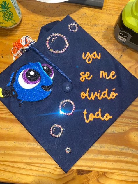 Baby Dory spanish graduation cap. Mi birrete de graduación de baby dory terminado. Me Recibi Ideas, Graduation Candy Buffet, Baby Dory, Funny Graduation Caps, Graduation Cap Decoration Diy, High School Graduation Cap, Diy Graduation Cap, Graduation Candy, Lilo And Stitch Drawings