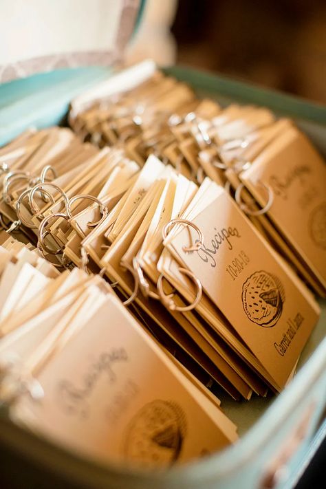 Kids Wedding Favors, Book Favors, German Wedding, Books Wedding, Creative Wedding Favors, Boda Diy, Wedding Favors And Gifts, Wedding Favors Cheap, Offbeat Bride