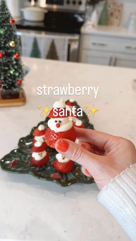 Santa Strawberries, Christmas Snacks Easy, Strawberry Santas, Cut Strawberries, Christmas Foods, Holiday Recipes Christmas, Piping Bag, Sugar Sprinkles, Christmas Food Dinner