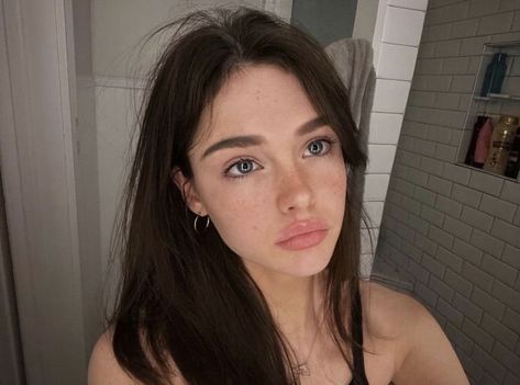 Brown Hair Blue Eyes Girl, Pretty Brown Hair, Blue Eyes Aesthetic, Brunette Blue Eyes, Keeping 13, Woman With Blue Eyes, Binding 13, Boys Of Tommen, Blue Eyed Girls