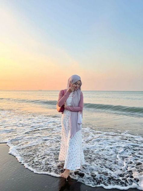 Ootd Hijab Ke Pantai, Ootd Mantai, Pantai Outfit, Bali Ootd, Beach Outfit Hijab, Outfit Ke Pantai, Creative Beach Pictures, Outfit Pantai, Outfit Ngampus