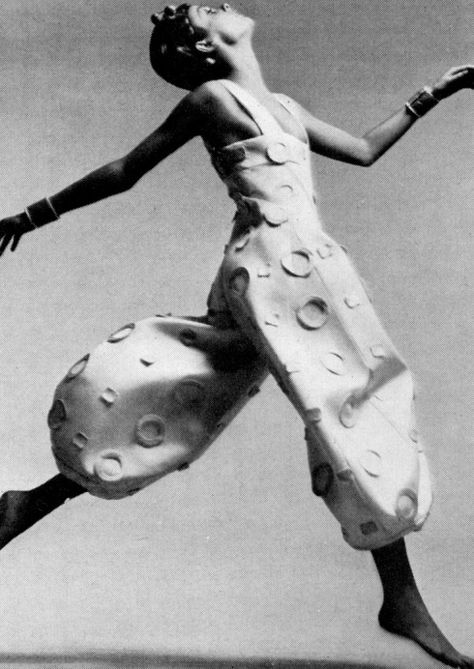 1970 Pierre Cardin Space Age Fashion, Futurism Fashion, Billy B, Andre Courreges, Moda Hippie, Space Fashion, Fashion 1960s, Richard Avedon, French Fashion Designers