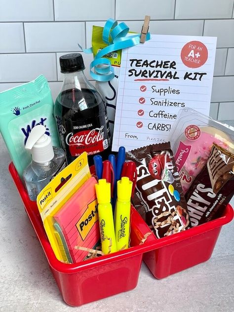 Looking for awesome and easy beginning of the year teacher gifts for the first day of school? Learn how to make a teacher survival kit and get ideas for what to include in it! Plus, get this super cute free printable teacher survival kit gift tag to use on your gift! A great way to let your teachers know that you appreciate them right from the beginning! Teacher Survival Kit Gift, Teacher Survival Kit, Teacher Morale, Easy Teacher Gifts, Survival Kit Gifts, Teachers Appreciation Week Gifts, Teacher Holiday Gifts, Appreciation Gifts Diy, Staff Appreciation Gifts