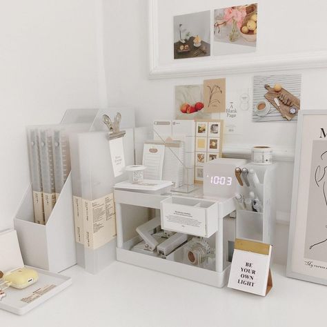 Room Ideas Aesthetic Desk, Desk Organisation, Study Desk Decor, Desk Layout, Study Decor, Desk Inspo, Desk Inspiration, White Desk, Desk Makeover