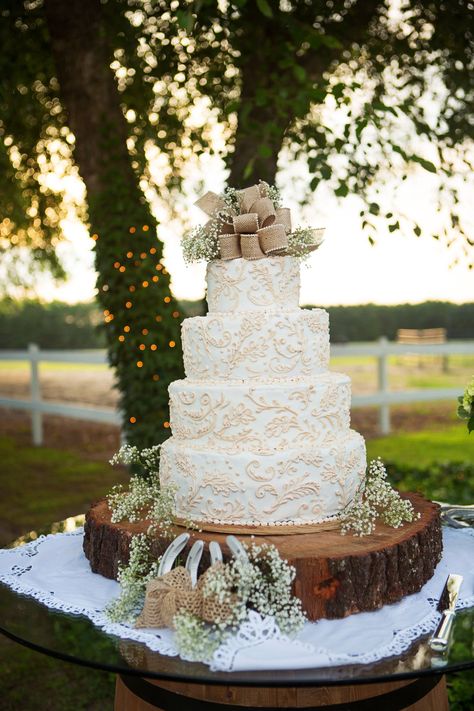 Burlap Wedding Cake, Western Wedding Cakes, Vintage Pasta, Wedding Cake Images, Country Wedding Cakes, Wedding Cake Photos, Lace Wedding Cake, Country Style Wedding, Amazing Wedding Cakes